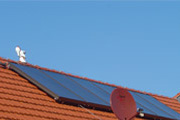 Aufdachmontage einer Solaranlage für Brauchwasser und Heizung